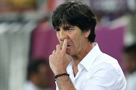 joachim low makan tahi hidung