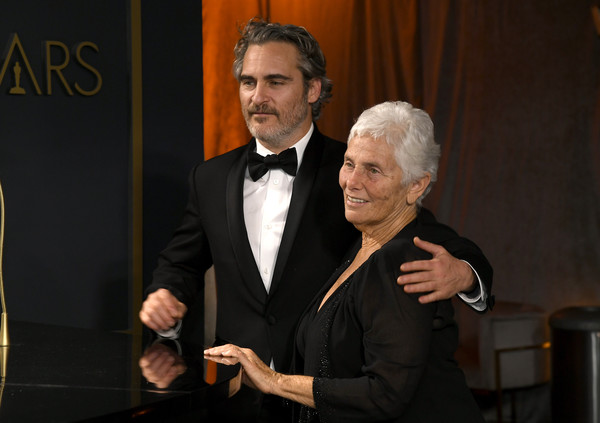 joaquin phoenix dan ibu arlyn