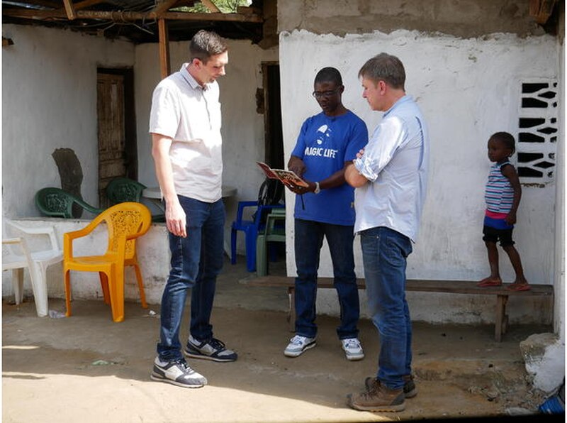 joel willie berbincang dengan ben taylor