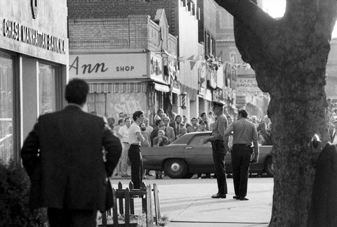 john wojtowicz sedang berunding dengan pihak nypd 4