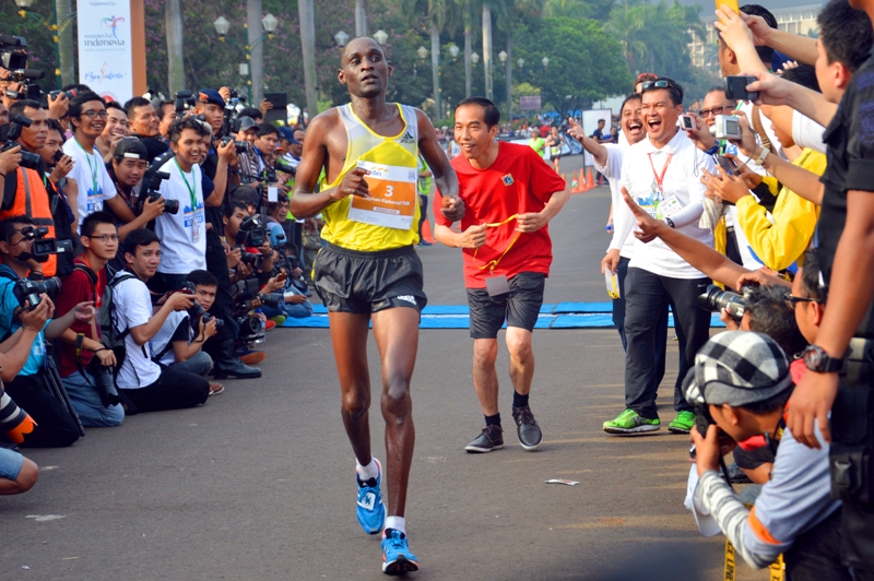 jokowi cuba kejar pelari