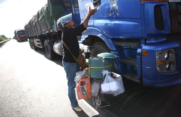 jualan makanan ketika kesesakan trafik