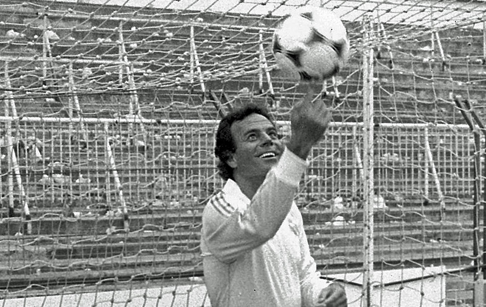 julio iglesias adalah seorang penjaga gol real madrid