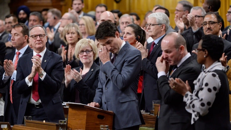 justin trudeau melakukan permohonan maaf