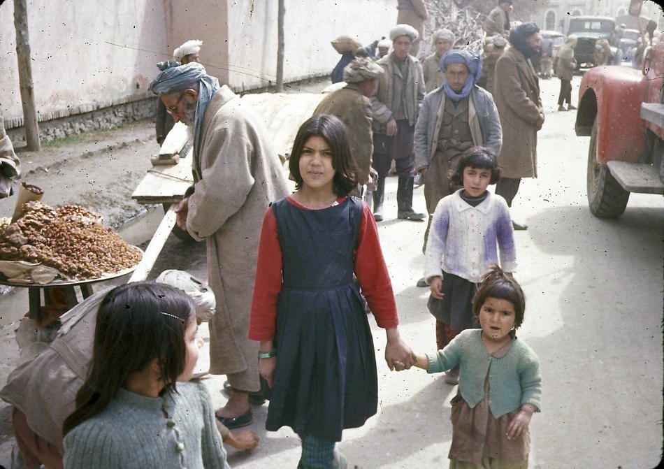 kanak kanak bersiar di bandar kabul