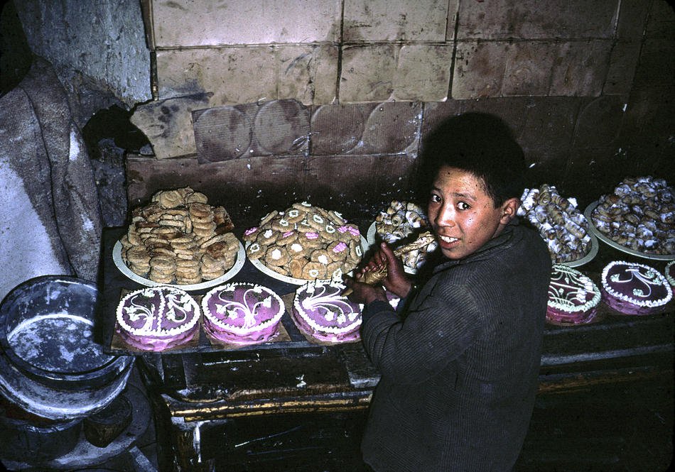 kanak kanak lelaki afghan sedang menghiasi kek