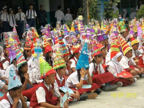 kanak kanak memakai topi hari jadi