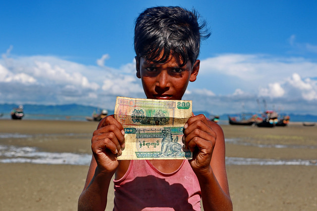 kanak kanak pegang duit rohingya myanmar