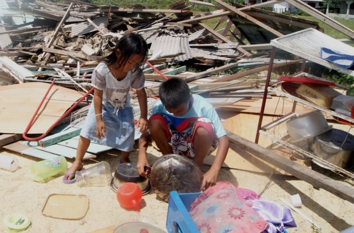 kanak kanak rumah usang