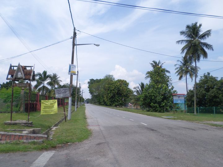 kawasan jalan raya lengang