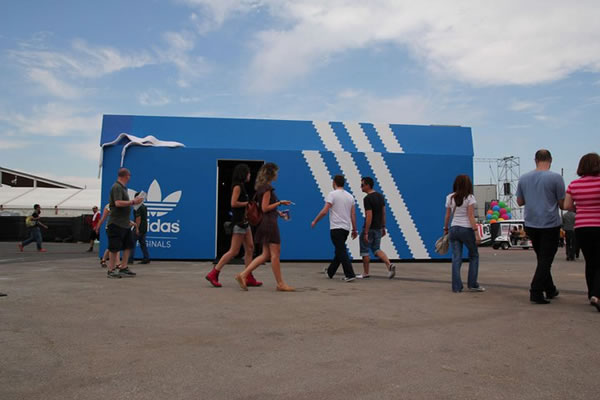 kedai kasut adidas di pesta muzik barcelona