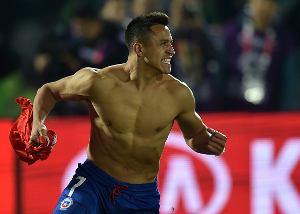 kegembiraan sanchez setelah chile meraih copa america dengan panenkanya