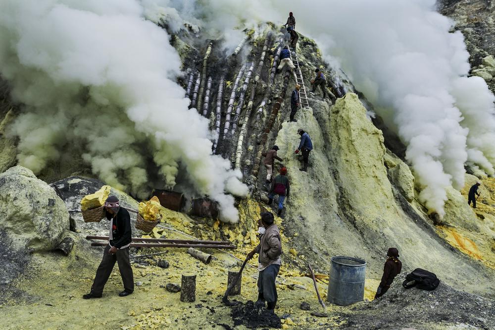 kelihatan paip paip yang mengalirkan cecair sulfur