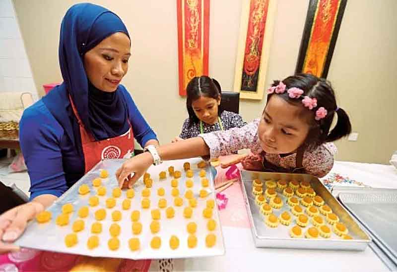 keluarga buat kuih raya