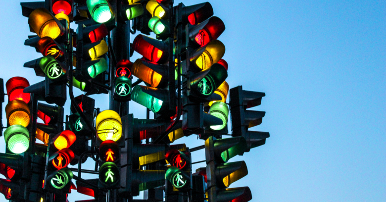 kenapa lampu isyarat ada warna merah hijau dan kuning