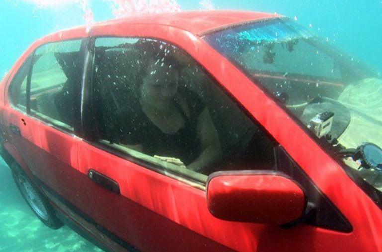 kenapa pintu kereta tidak boleh dibuka jika kereta tenggelam