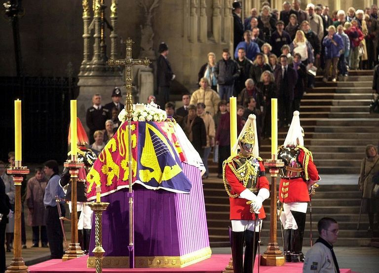 keranda ibunda ratu elizabeth ii dalam dewan westminster 659