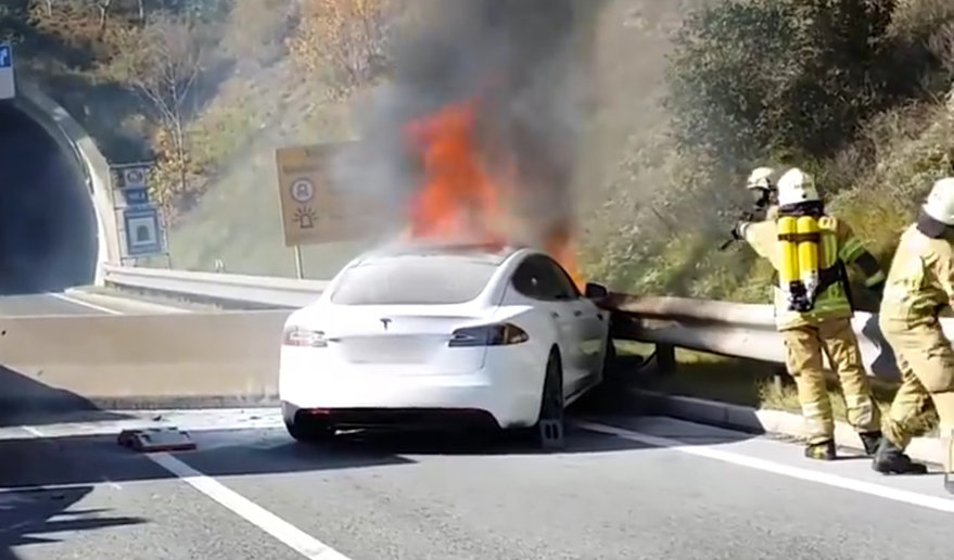 kereta ev rosak terbaklar