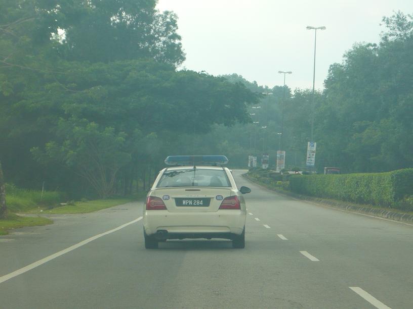 kereta polis pintas