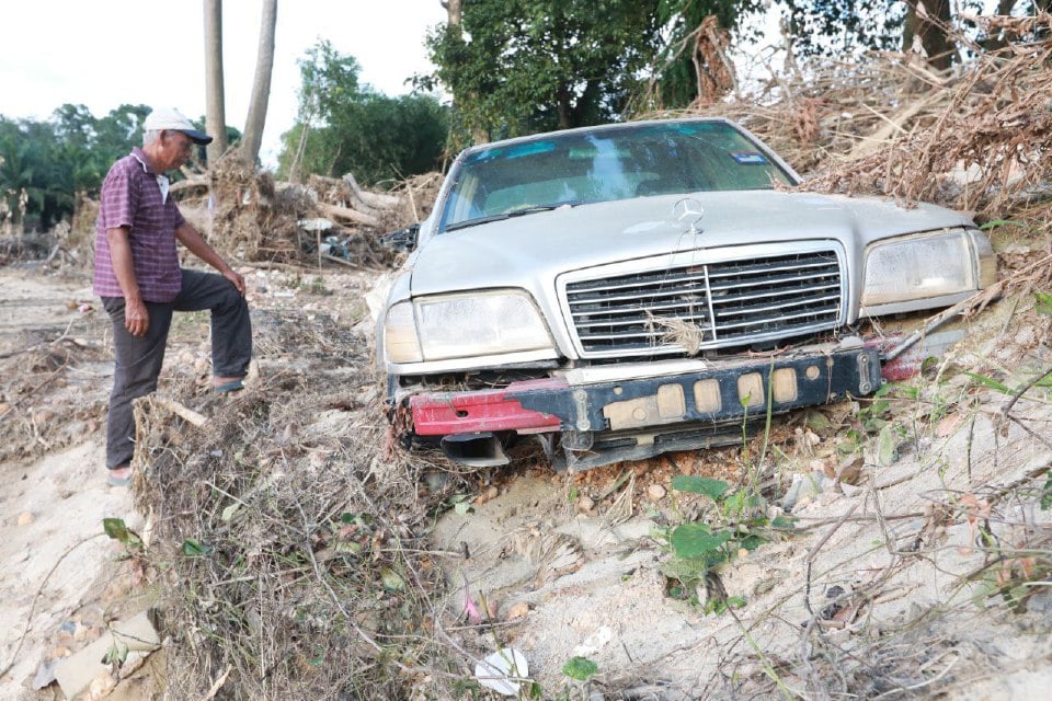 kereta rosak tersadai