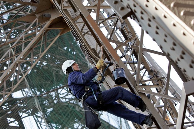 kerja mengecat menara eiffel