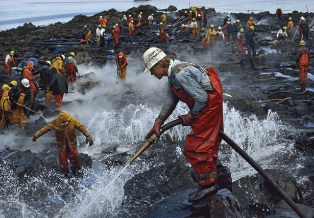 kerja pembersihan tumpahan minyak di laut 2