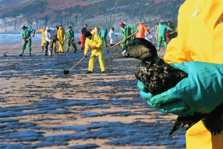 kerja pembersihan tumpahan minyak di laut 4