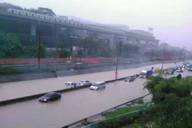 kesesakan teruk di lembah klang akibat banjir kilat