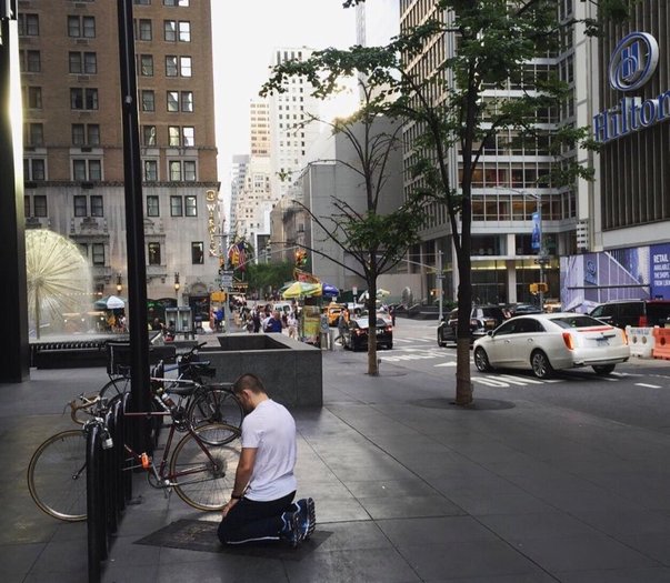 khabib kelihatan sedang solat di tepi jalan di new york