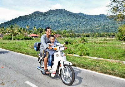 khairy jamaluddin naik motor tak pakai helmet