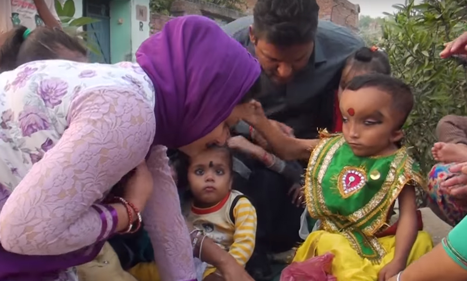 kid with ganesha look alike worship as god