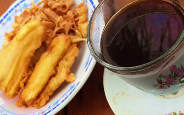 kopi hitam dan goreng pisang