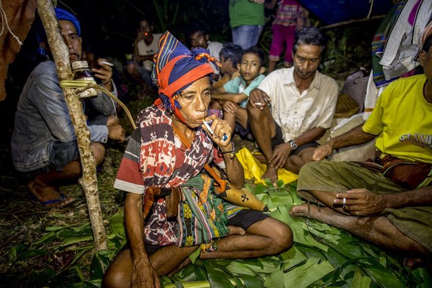 korban darah kaum sumba pasola lawan lembing atas kuda kepercayaan indonesia pawang bomoh