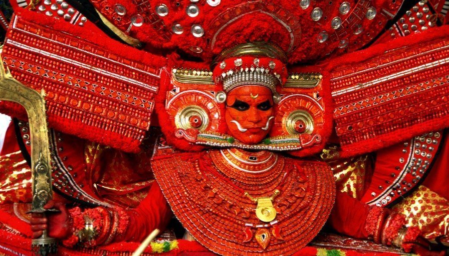 kostum theyyam