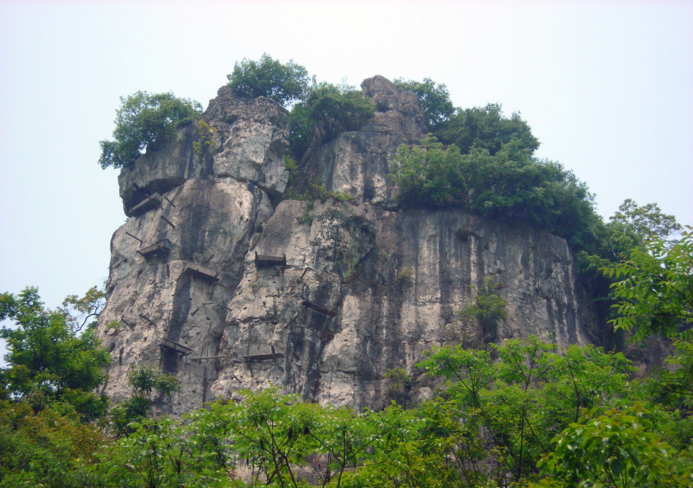 kubur tergantung china