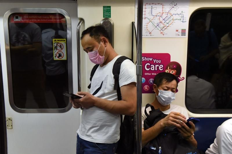 kuman melekat di tempat awam pemegang train telefon phone