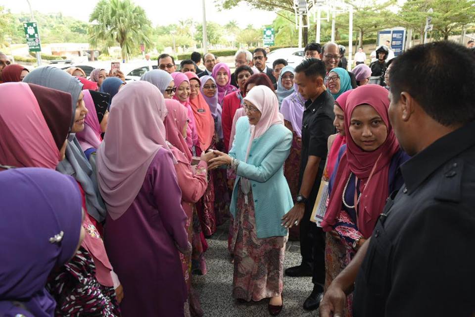 kwsp suri rumah 2 gaji suami rm50 dana kerajaan datuk seri dr wan azizah 1