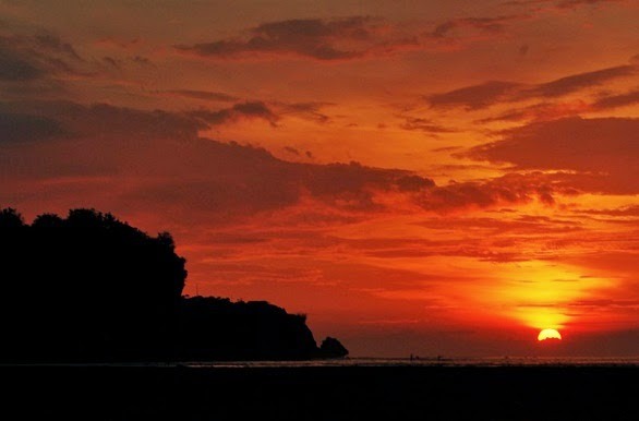 langit maghrib matahari terbenam