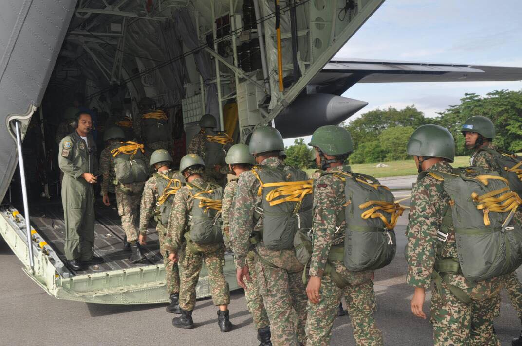 latihan payung terjun tentera