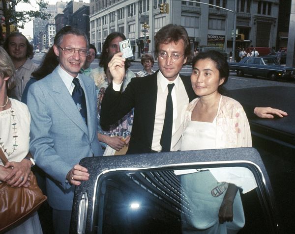 leon wildes bersama john lennon dan yoko ono selepas mereka diberikan status penduduk tetap amerika syarikat