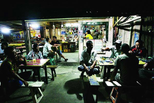 lepak kedai kopi bergelak ketawa tanpa telefon 523