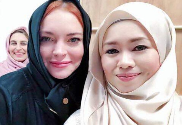 lindsay lohan bertudung selebriti malaysia berswafoto bersama 1