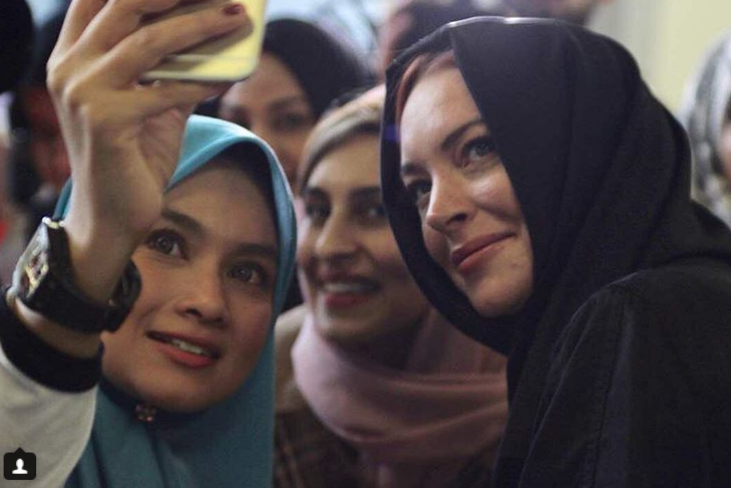 lindsay lohan bertudung selebriti malaysia berswafoto bersama 2