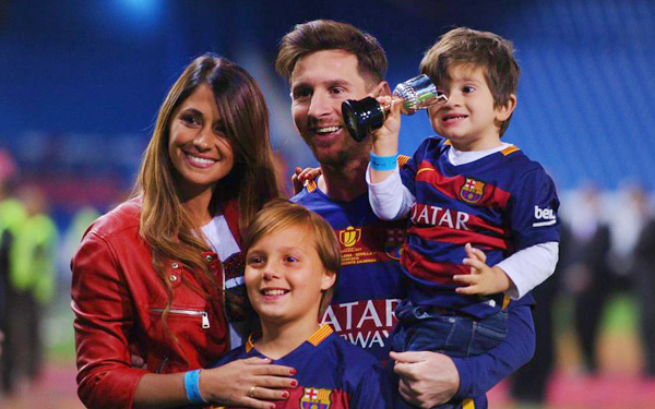 lionel messi bersama isteri dan anak anaknya