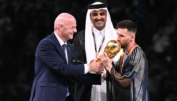 lionel messi terima trofi piala dunia