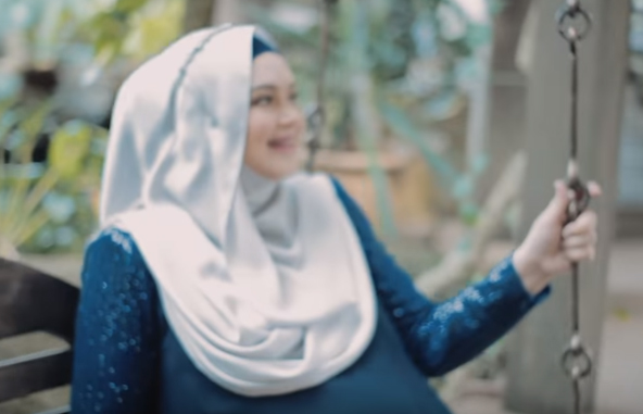 lirik lagu siti nurhaliza comel pipi merah