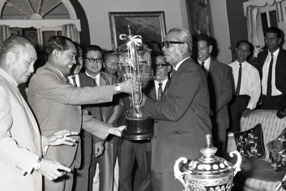 majlis penyerahan piala malaysia yang lama kepada muzium