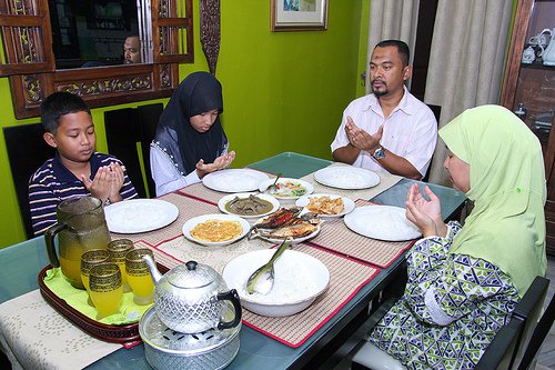 makan bersama keluarga