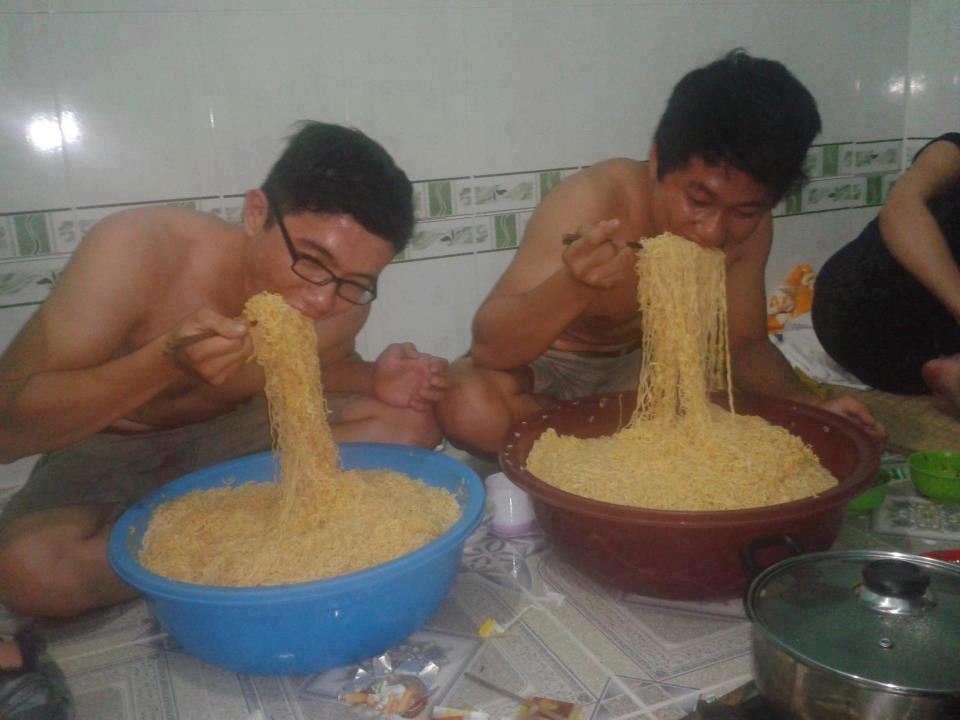 makan maggi dalam baldi ni budak asrama je selalu buat