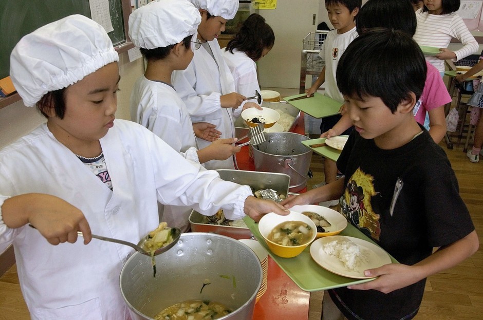 makan tengah hari di sekolah jepun